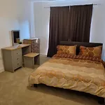 A Spacious And Hearty 2Bd Swindon Stay